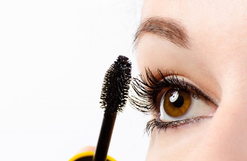 How to Wear Burgundy Mascara