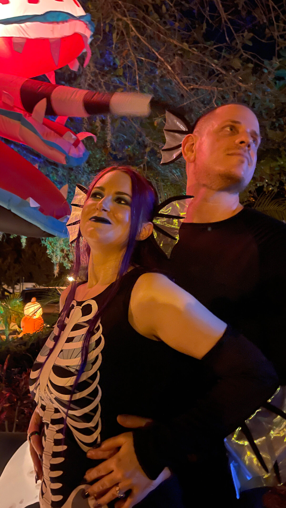 Cordelia và Dave, mặc trang phục nàng tiên cá bằng xương của họ đang trong một bức ảnh vũ hội vụng về tạo dáng trước con sâu cát