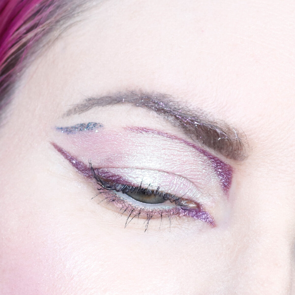 Duochrome graphic liner look