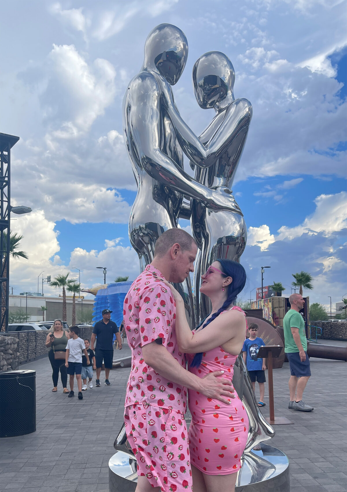 Las Vegas Trip - Couple statue at Meow Wolf