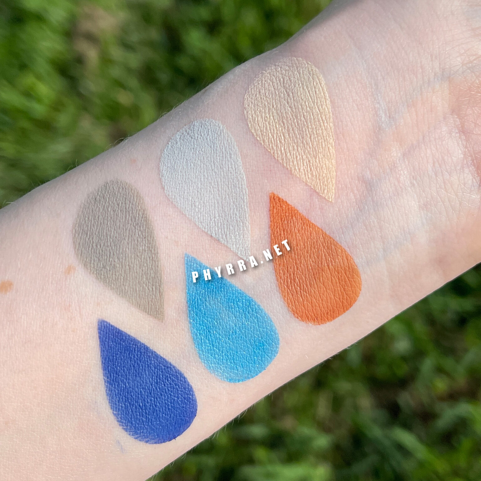 emily-the-strange-cat-palette-review-and-swatches
