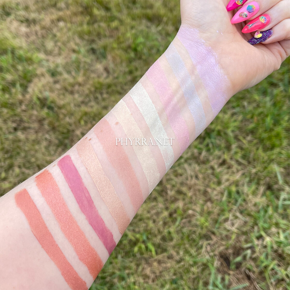 Highlighters and blushes swatches
