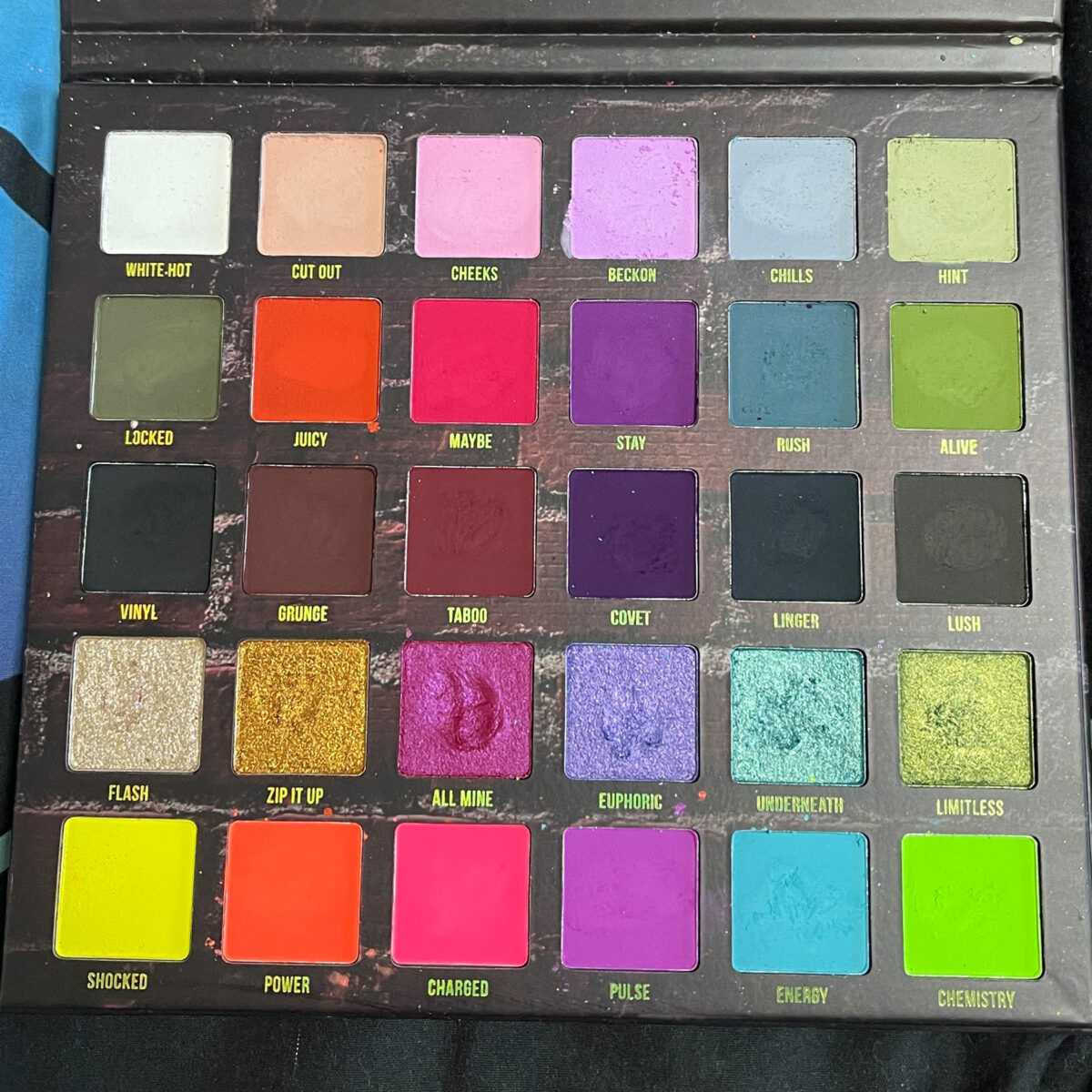 The inside of the Blend Bunny Surge Palette