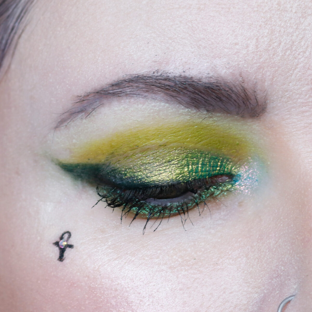 Green Multichrome Holographic Eye Paint Appearance