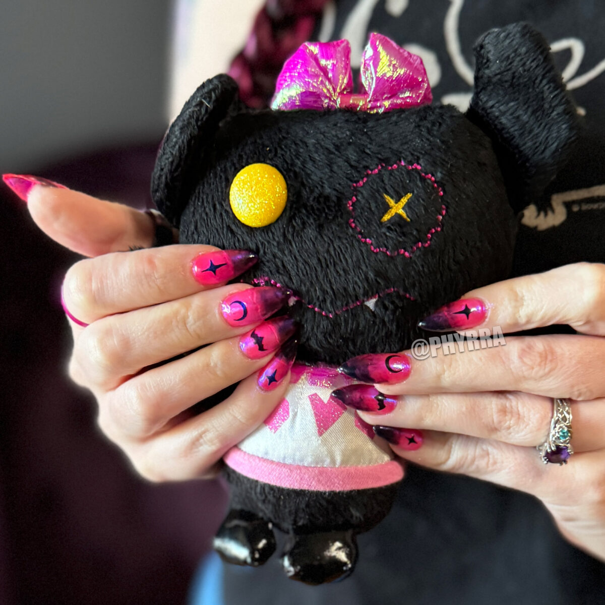 Monster High Draculaura holding Count Fabulous with her nails