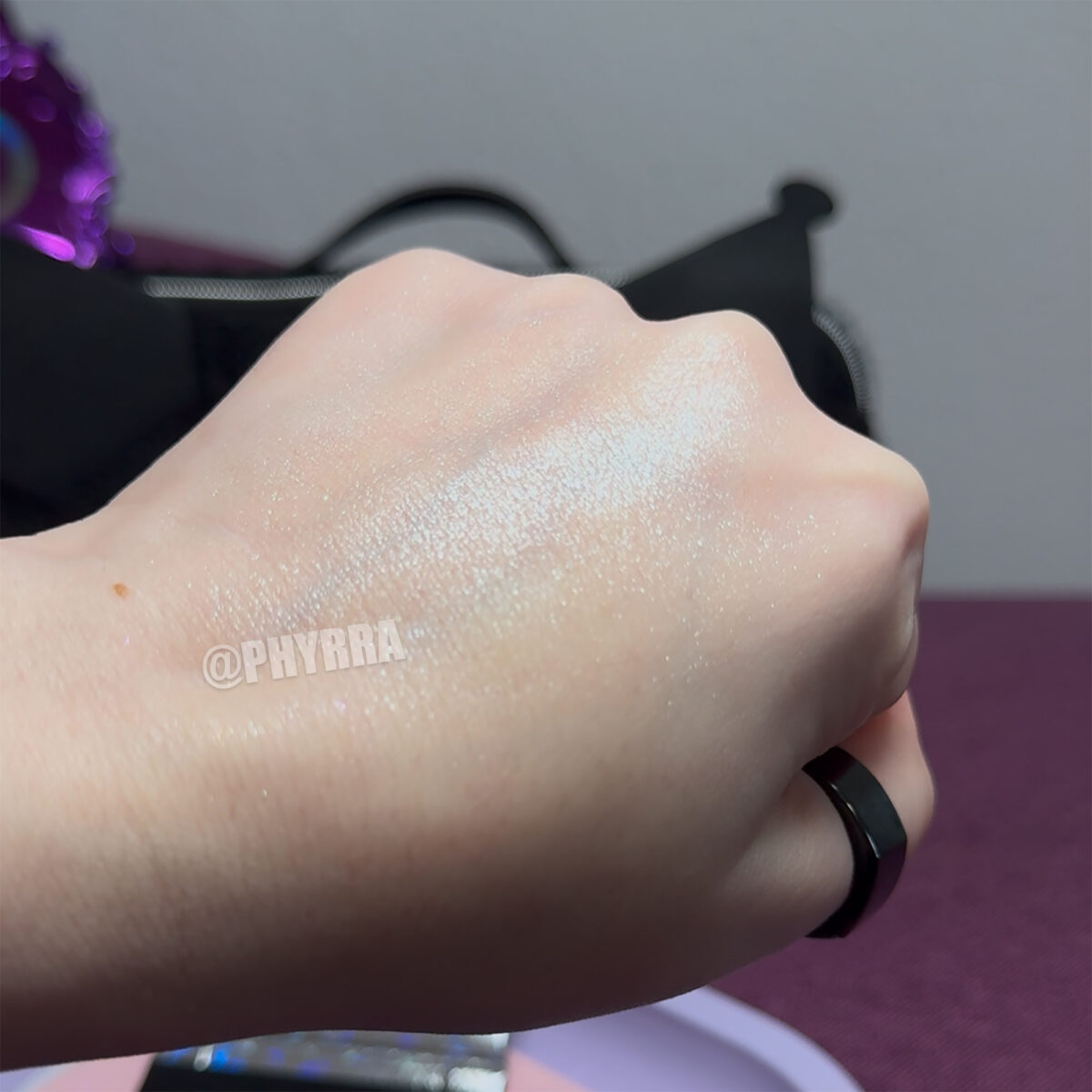 Bellabeautebar Skin of a Killer highlighter swatch