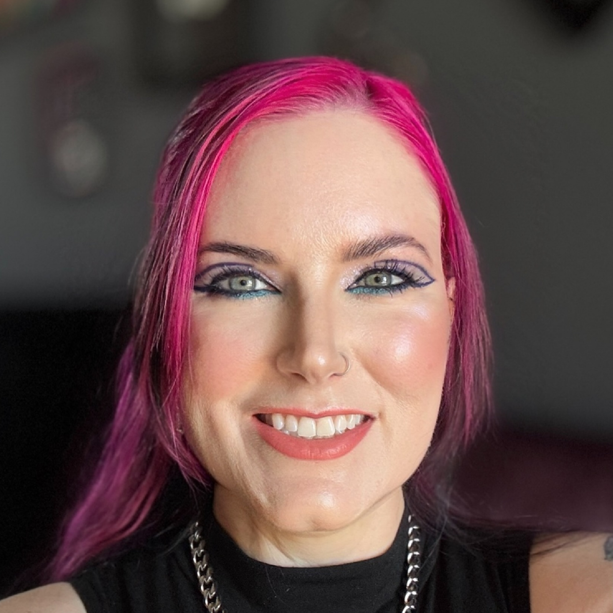 Graphic Blue Liner Look